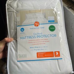 NWT Huntington Home White Quilted Mattress Protector